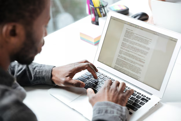 alt="Seorang content writer pemula sedang menulis artikel di laptop"
