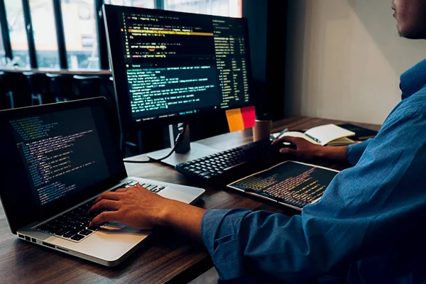 img=seorang web developer pria sedang membuat website menggunakan laptop di pangkuannya.