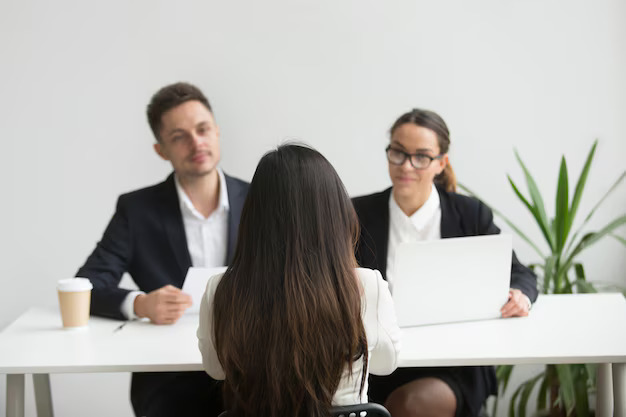 img= seseorang sedang melakukan interview kerja yang menjebak dengan seorang HRD.