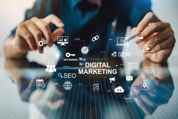 img=seorang pria memegang poster karena dirinya ingin menguasai skill digtial marketing.