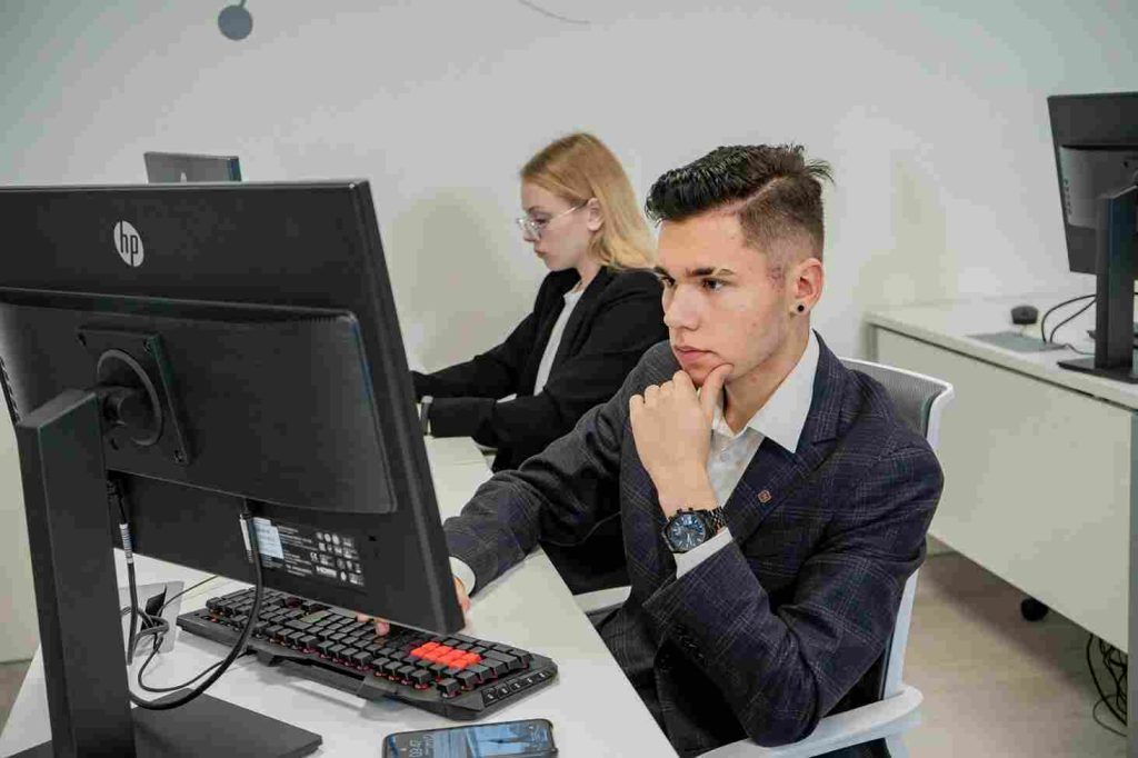 Paid vs Unpaid Internship: Mana yang Harus Dipilih?